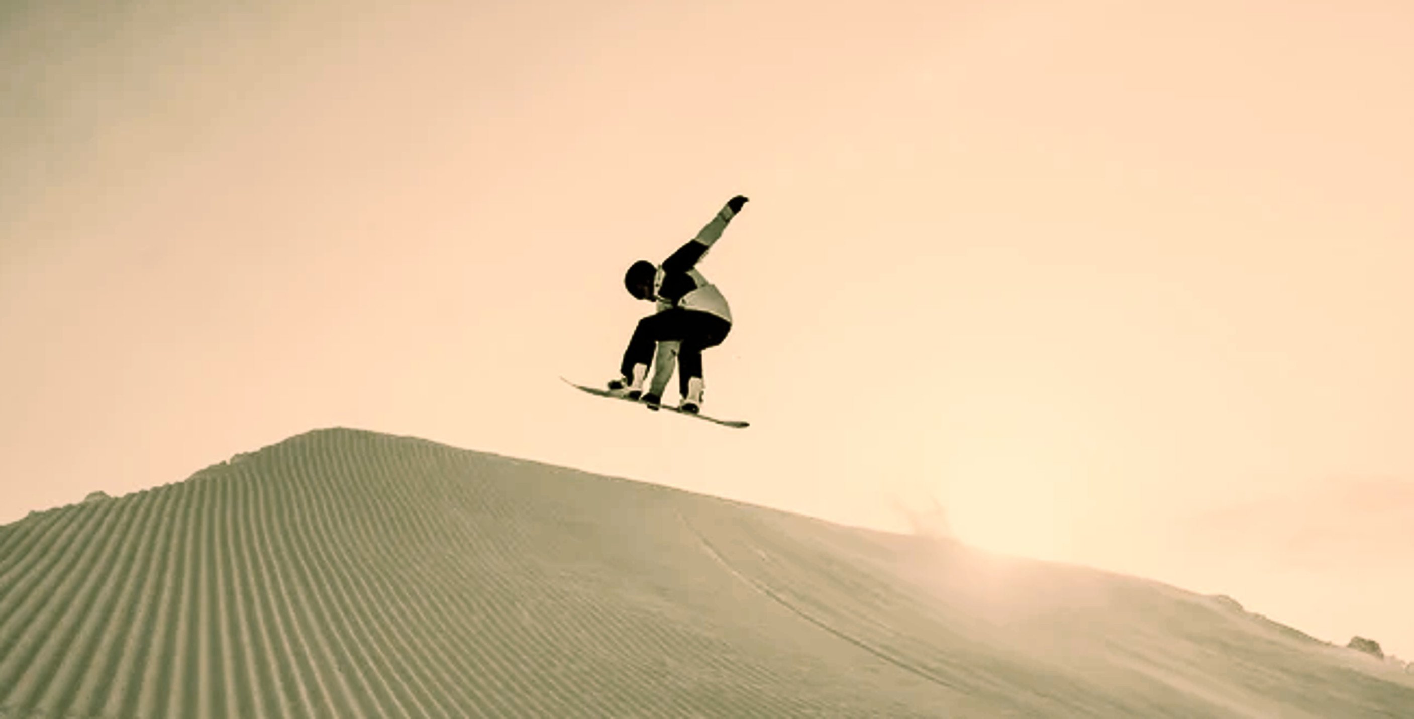 Usando una tabla de snowboard en las dunas de arena?