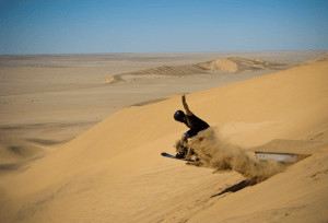 التزحلق على الكثبان الرملية في ناميبيا