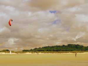 Smilšu pūķu sērfošana pludmalē Francijā