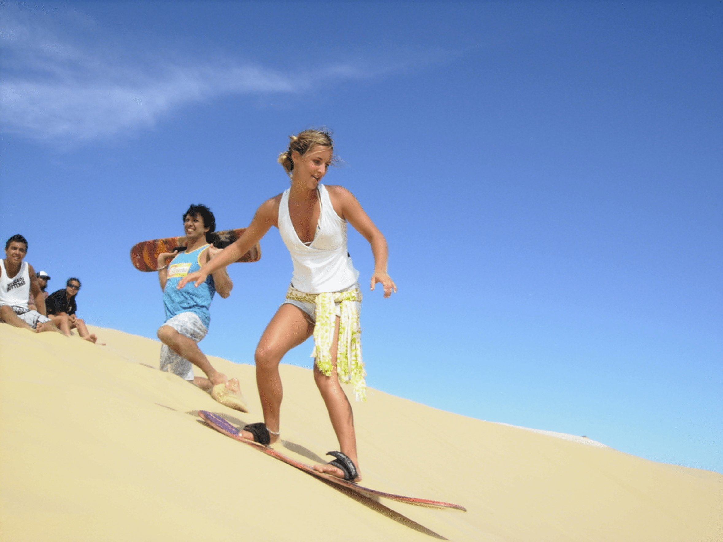 Vrouw zand surfen