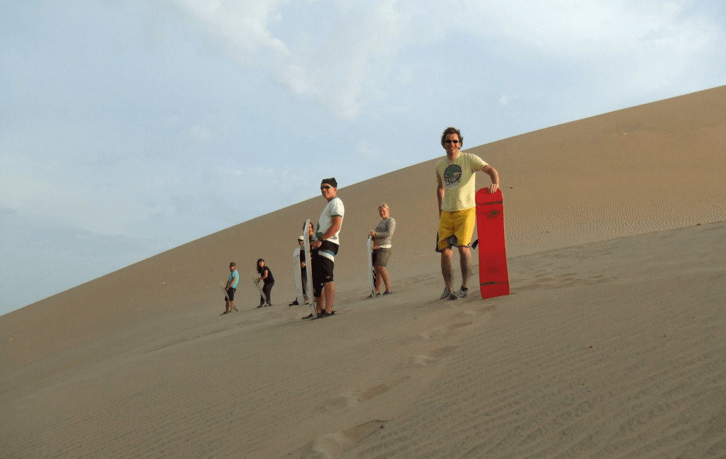 Sandboarding în Huacachina
