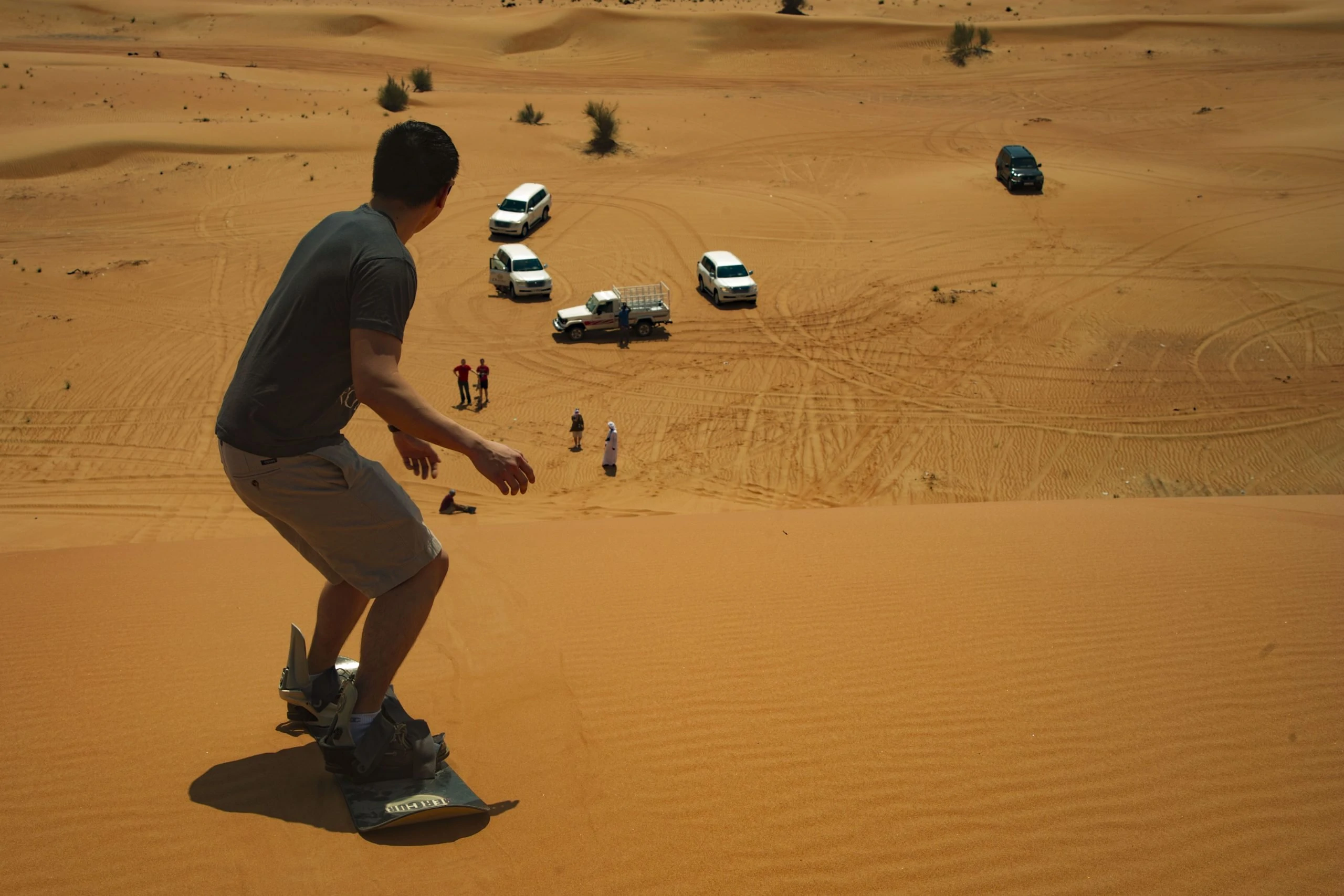 Hacer surf en la arena en el desierto de Dubái