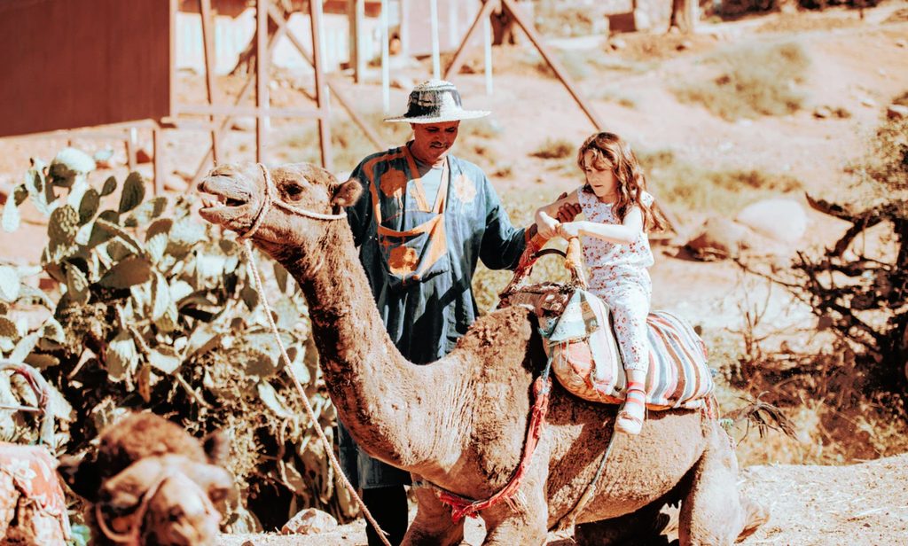 Enfant chevauchant un chameau