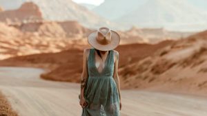 在沙漠中远足: 最好的太阳帽