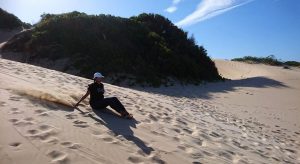 Hacer surf en la arena en la bahía de Jeffreys