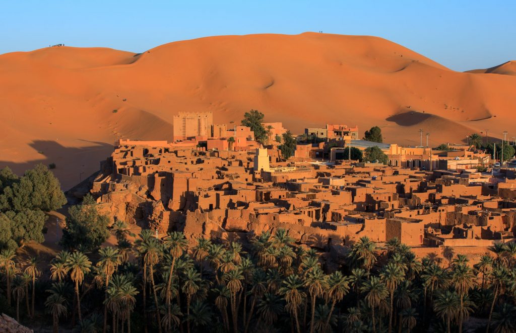Vue sur la ville près du paysage désertique: Ouzarzate, Maroc