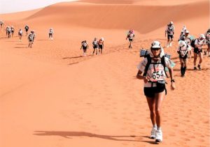 Juokse Marathon des Sables Saharan autiomaassa