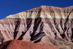 Chinle-formatie met verschillende gekleurde lagen die typisch zijn voor de Painted Desert.