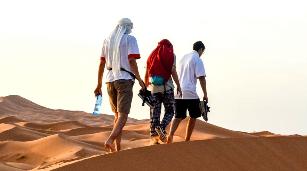 在沙漠炎热下徒步旅行