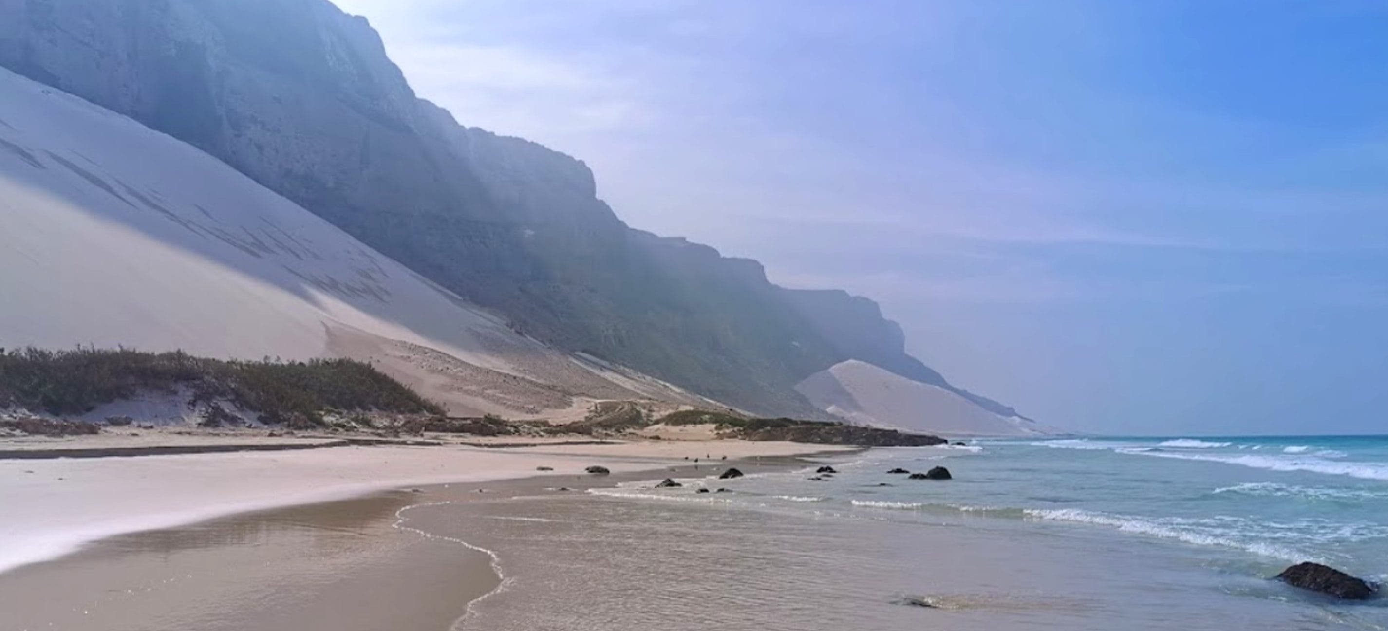 Dunas de areia branca na praia de Ahrer, Socotra