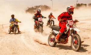 Važiavimas motociklu dykumoje