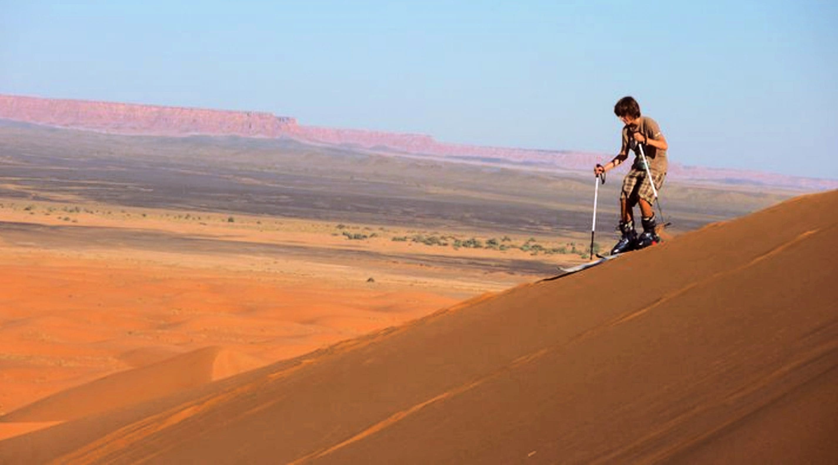 Esqui nas dunas de areia no deserto do Saara