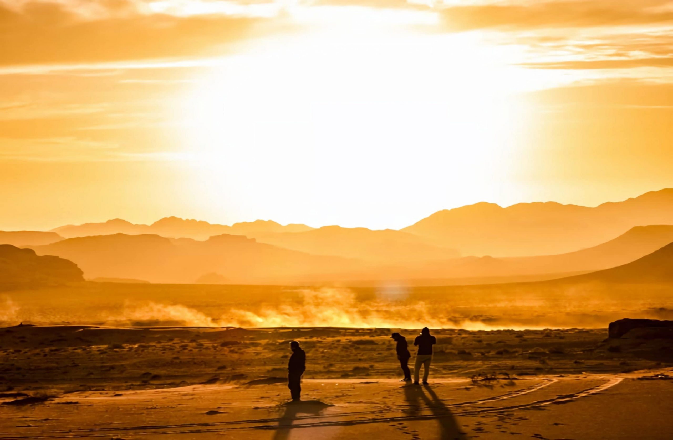Deslumbrante pôr do sol no deserto de Wadi Rum, Jordânia