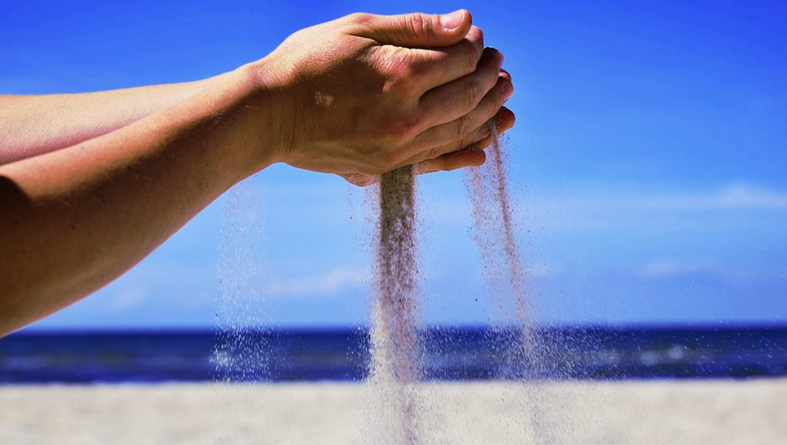 Een hand met zand