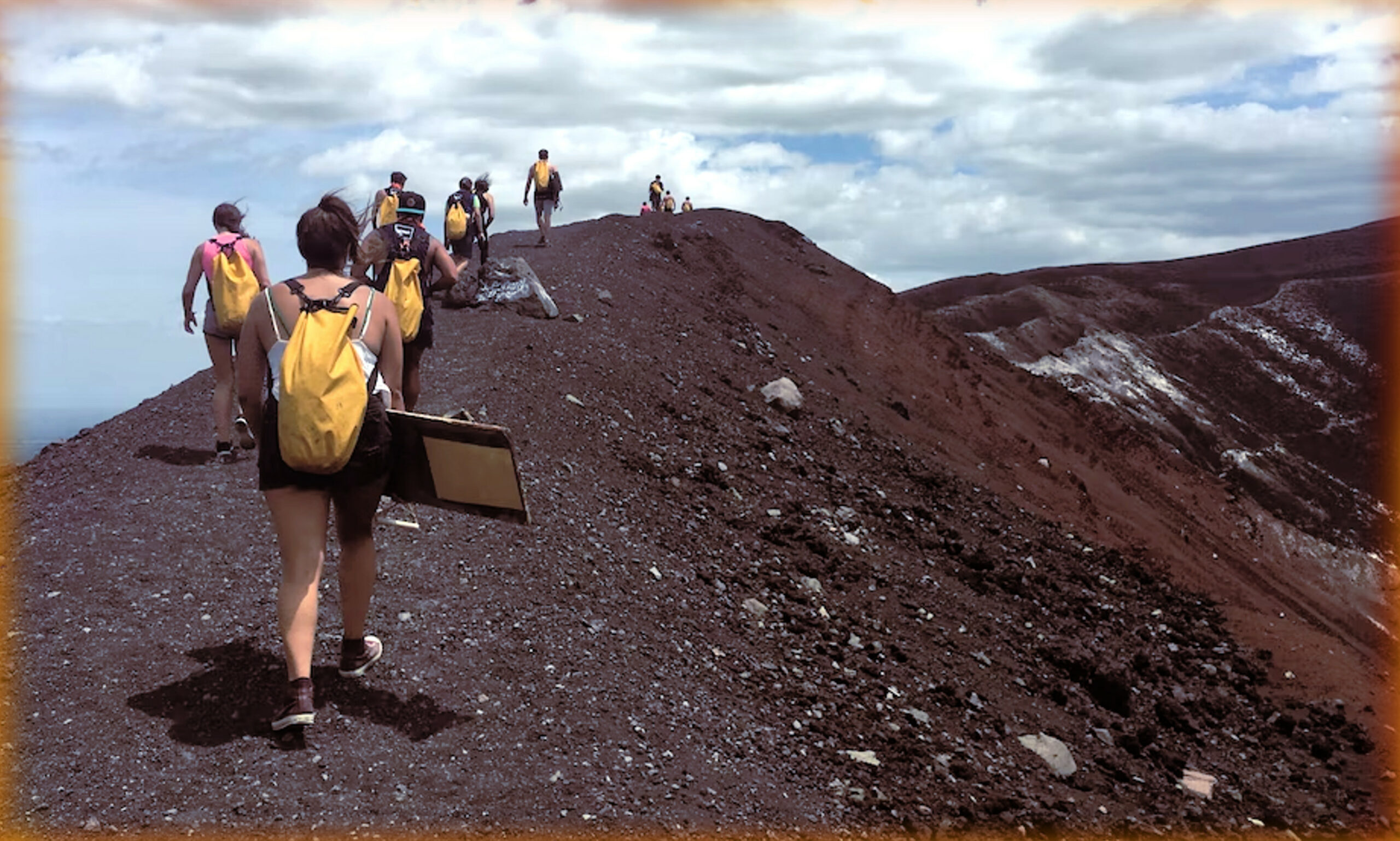 Grupp av vulkangränser som klättrar Cerro Negro med brädor