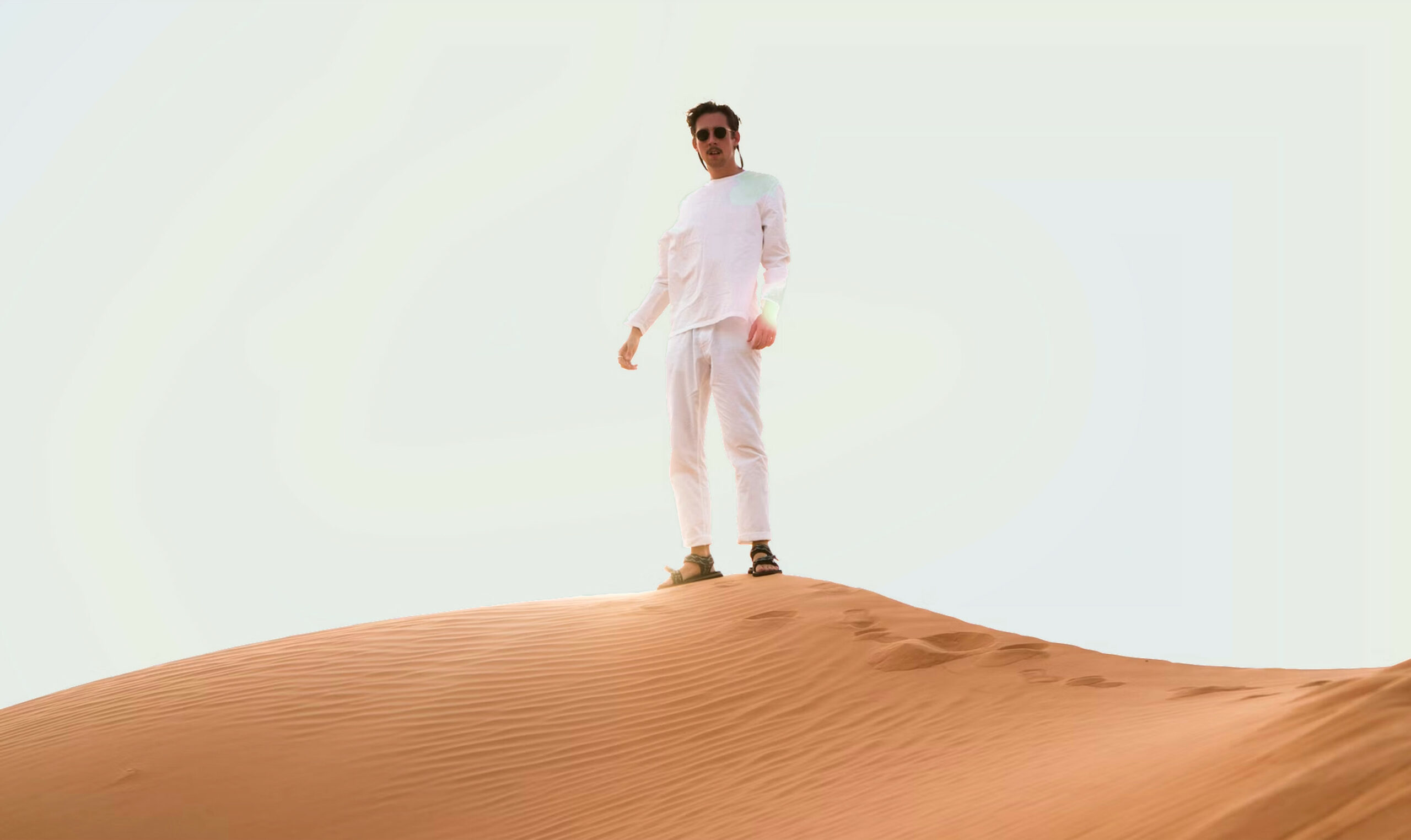 Φορώντας σανδάλια σε έναν αμμόλοφο της ερήμου