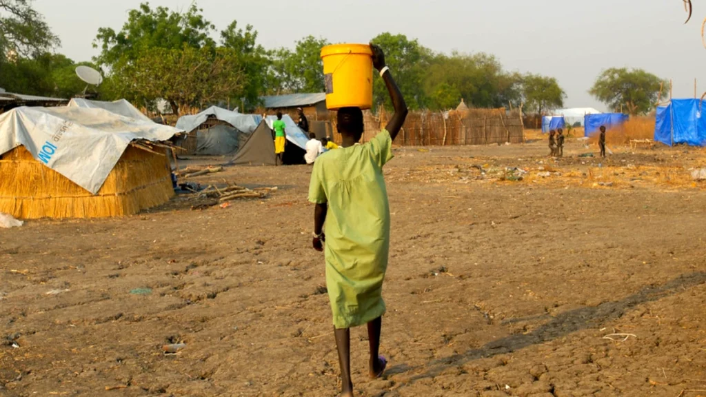 South Sudanese asylum seeker in Tergol town, Akobo Woreda, carries water back from a water point built with the support of UNICEF.
