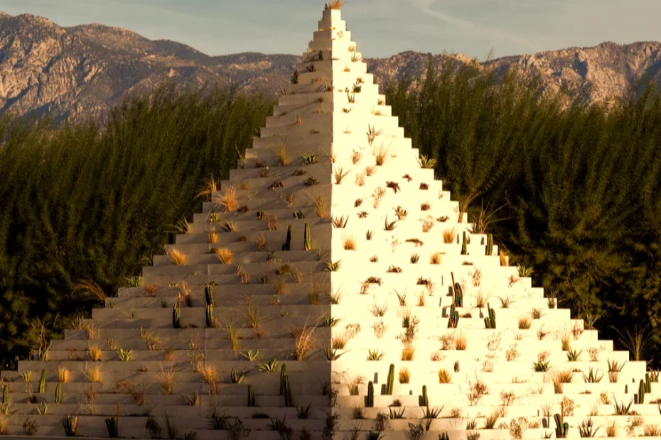 Пустинята X 2025 installation view of Agnes Denes' The Living Pyramid at Sunnylands Center & Gardens
